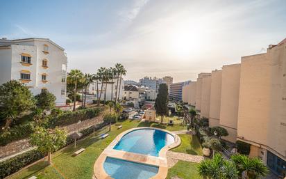 Vista exterior de Apartament en venda en Fuengirola amb Moblat, Alarma i Piscina comunitària