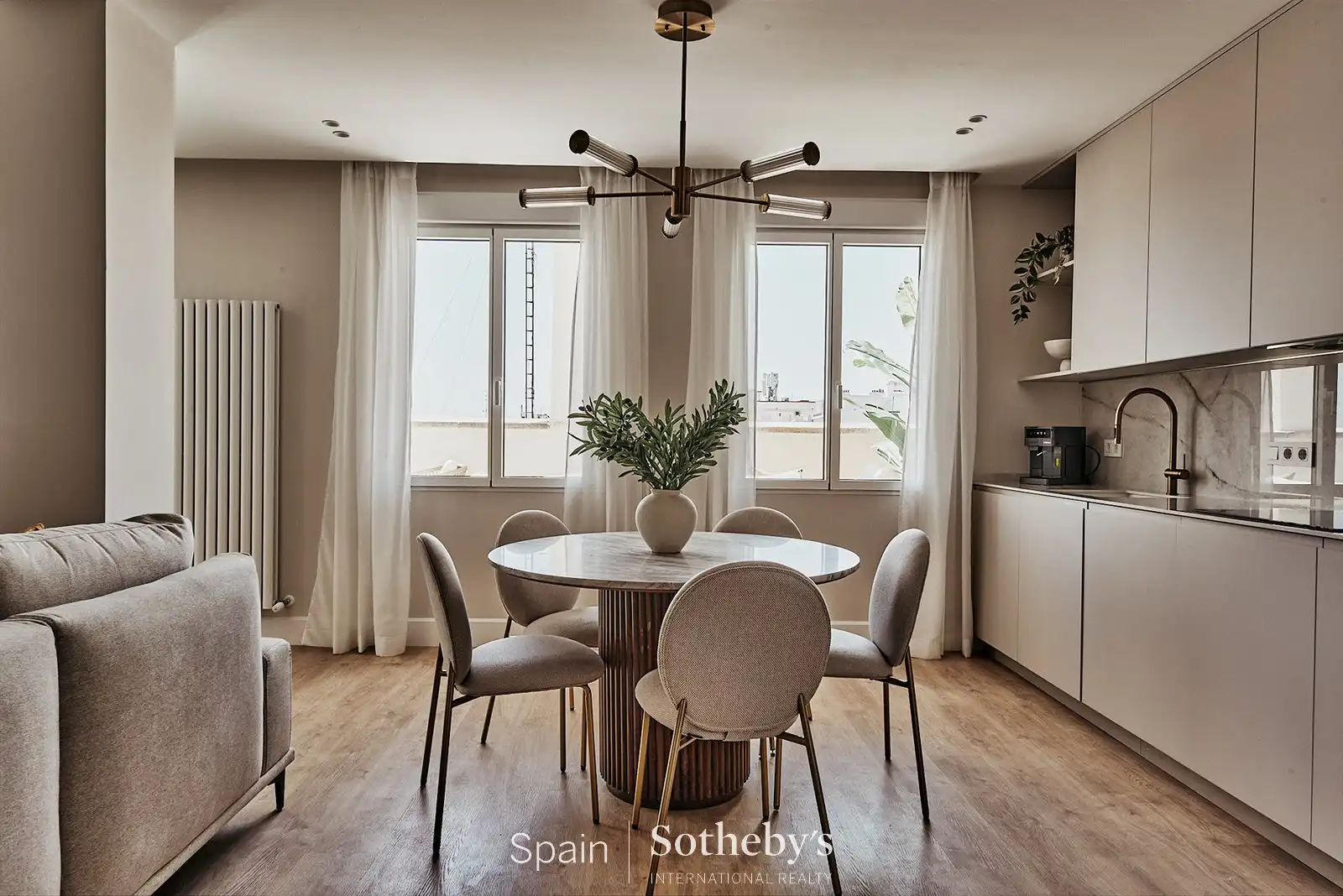 Menjador de Apartament en venda en Madrid amb Aire condicionat i Terrassa