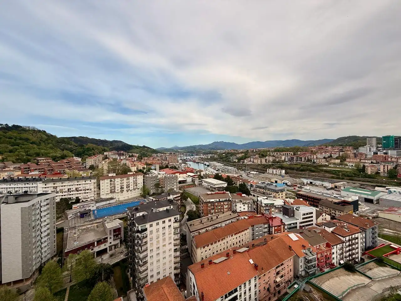 Vista exterior de Pis en venda en Donostia - San Sebastián  amb Calefacció, Terrassa i Balcó