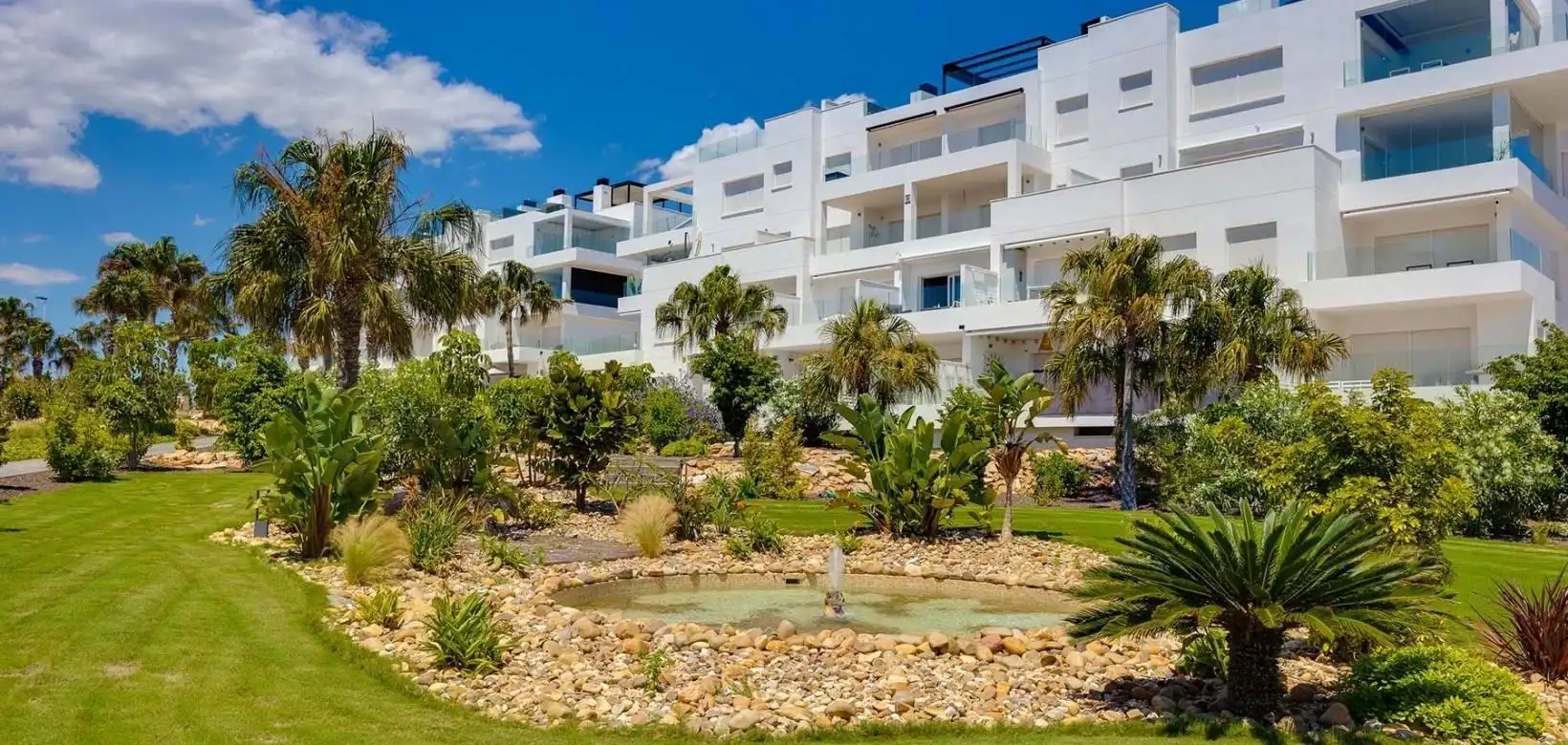 Vista exterior de Àtic en venda en Torrevieja amb Aire condicionat, Calefacció i Jardí privat