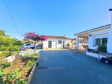 Detached house with pool for sale in Camí de les Alquerias 13