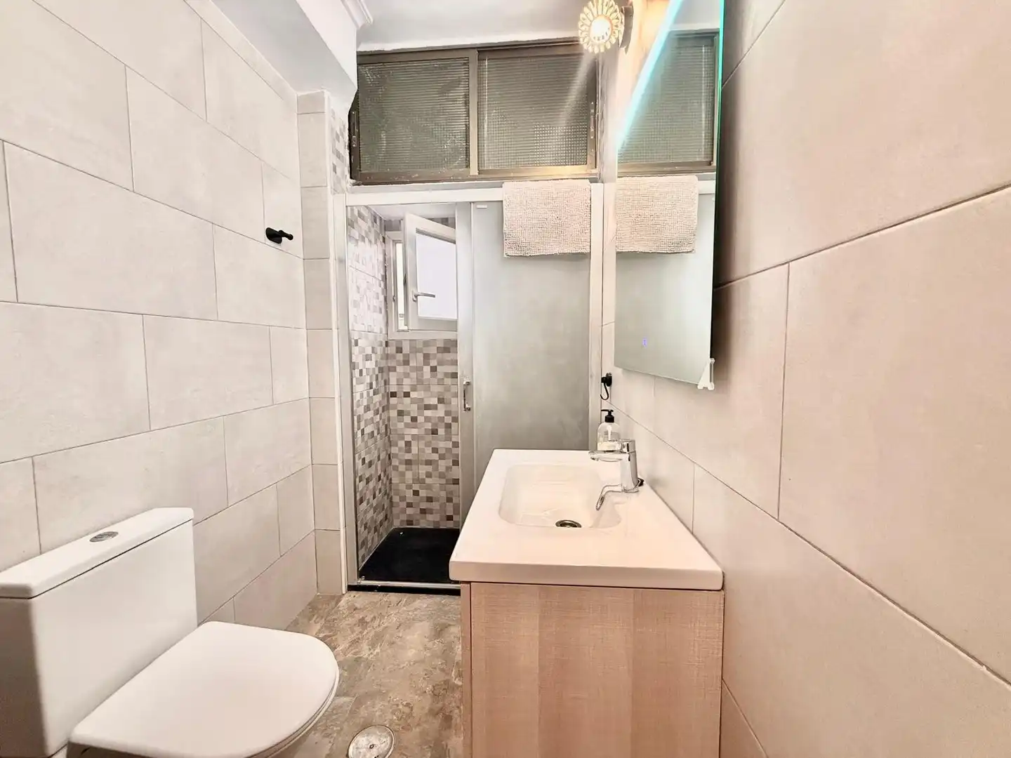 Bany de Apartament de lloguer en Alicante / Alacant amb Aire condicionat, Moblat i Balcó