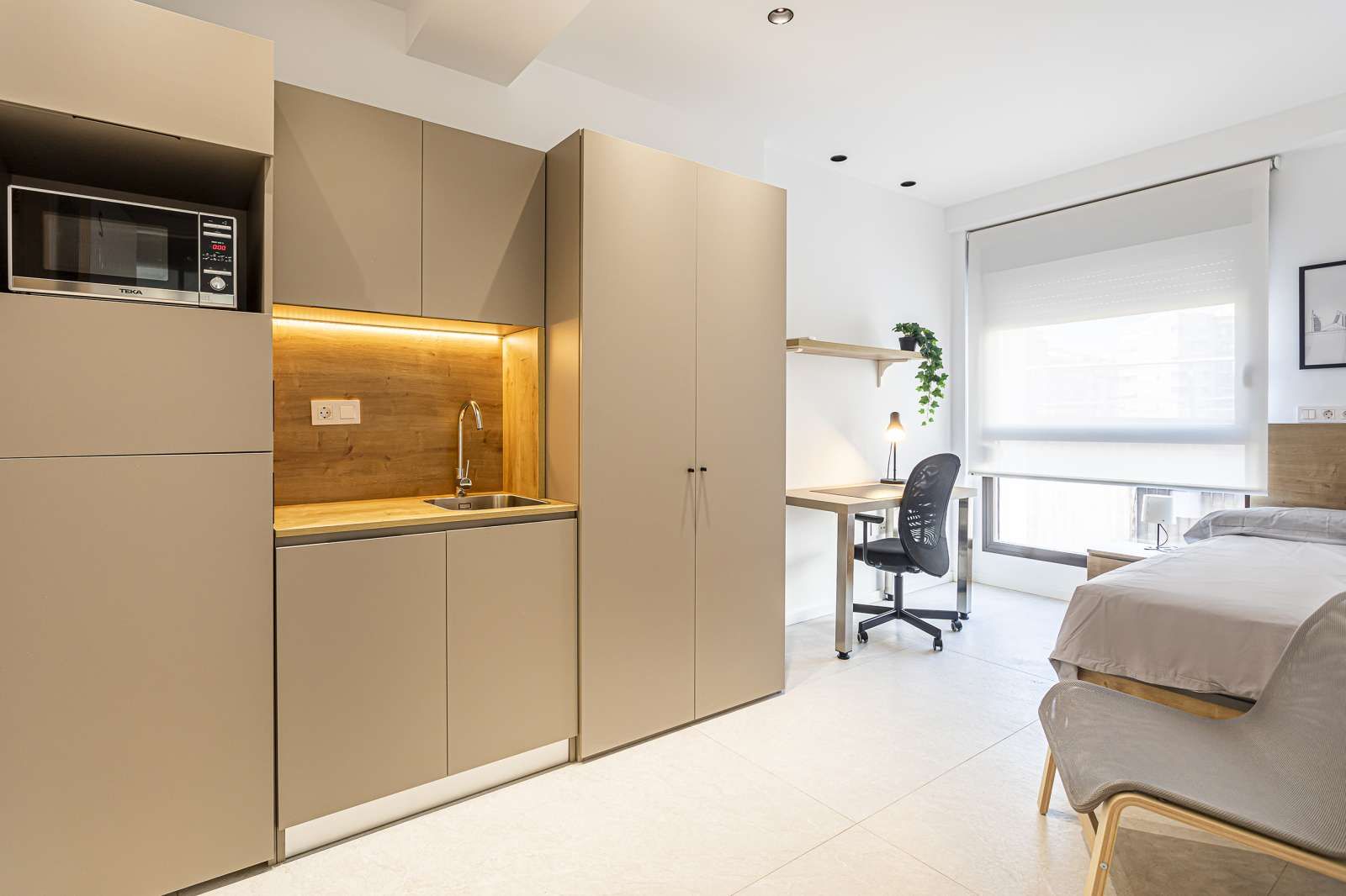Kitchen of Flat to share in  Valencia Capital  with Air Conditioner and Terrace
