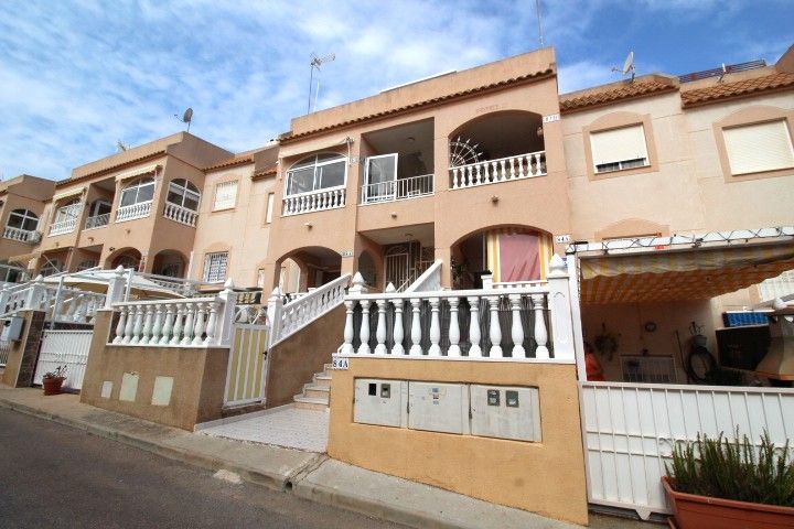 Vista exterior de Apartament en venda en Torrevieja amb Aire condicionat, Piscina i Moblat