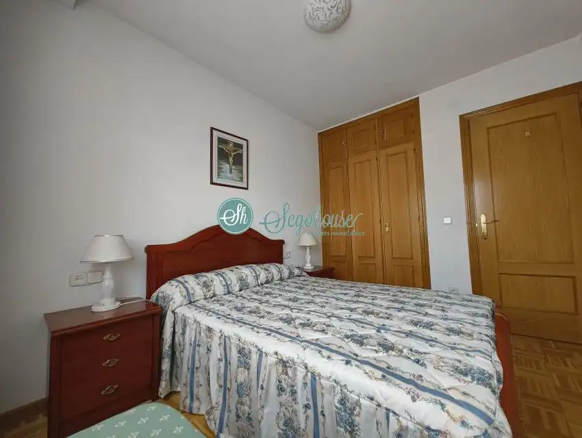 Habitación de Piso de alquiler en San Cristóbal de Segovia con Calefacción, Parquet y Amueblado