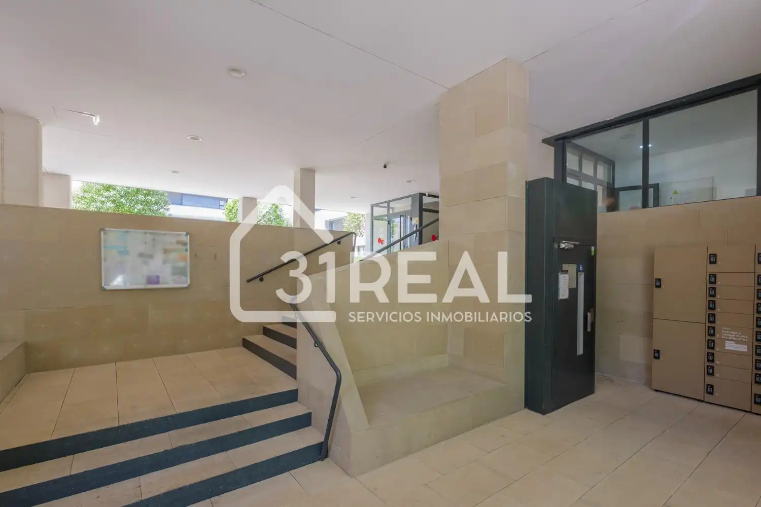 Wohnung zum Verkauf in Madrid mit Heizung, Privatgarten und Gemeinschaftspool