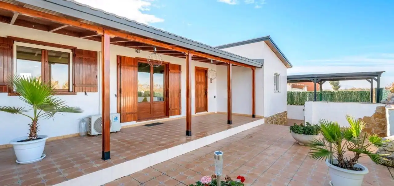 Vista exterior de Casa o xalet en venda en Elche / Elx amb Aire condicionat, Jardí privat i Terrassa