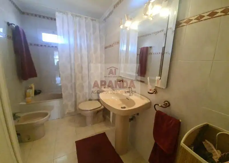 Baño de Ático en venta en Zaragoza con Calefacción y Terraza