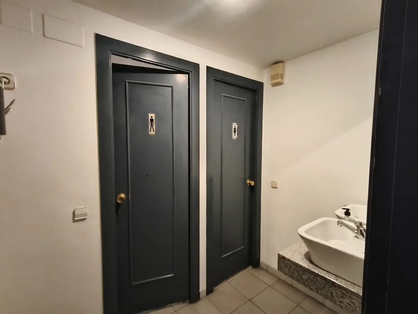 Baño de Local en traspaso en Barcelona con Terraza y Amueblado