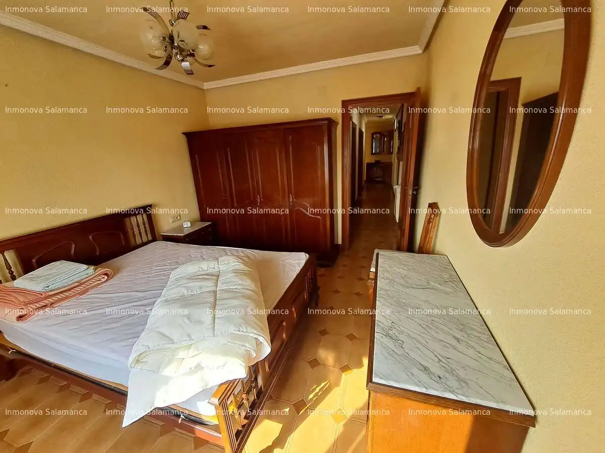 Schlafzimmer von Dachboden zur Miete in Salamanca mit Heizung und Möbliert