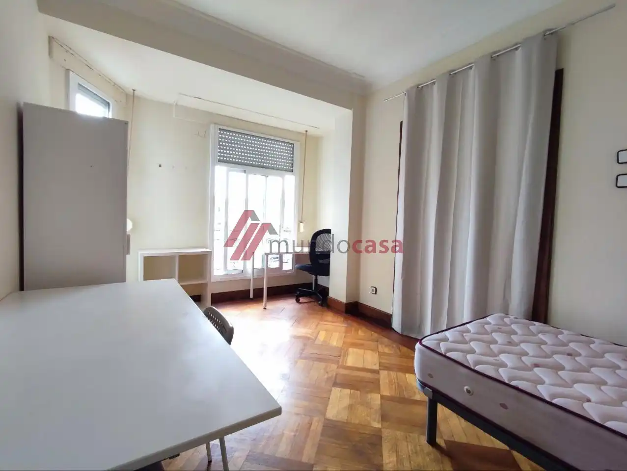 Habitación de Piso para compartir en Ferrol con Calefacción, Parquet y Amueblado