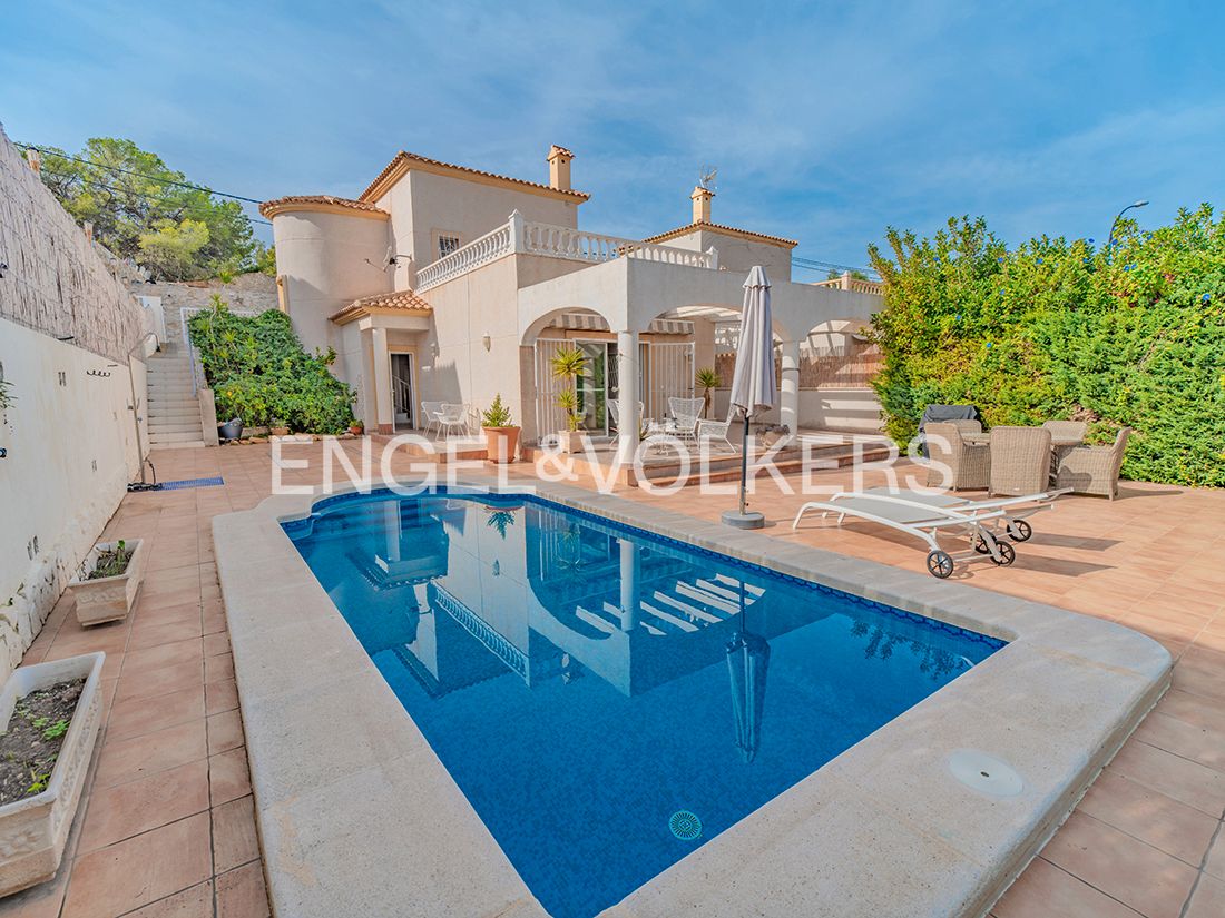 Vista exterior de Casa o xalet en venda en El Campello amb Aire condicionat, Calefacció i Jardí privat