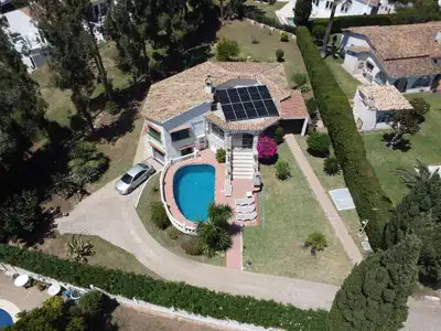 Chalet con piscina en venta en El Faro de Calaburra - Chaparral