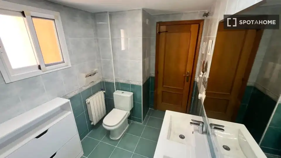 Badezimmer von Wohnung zur Miete in Valencia mit Klimaanlage, Heizung und Möbliert