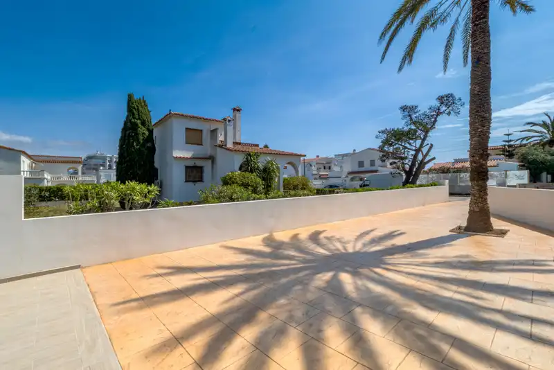 Exterior view of Attic for sale in Empuriabrava  with Air Conditioner, Heating and Private garden