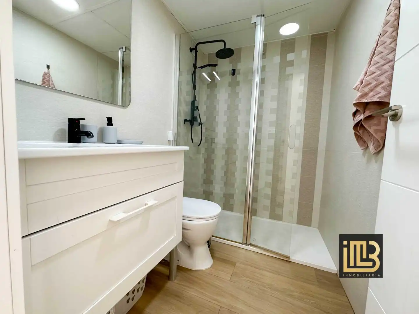 Baño de Piso de alquiler en Alfarnatejo con Aire acondicionado, Calefacción y Terraza