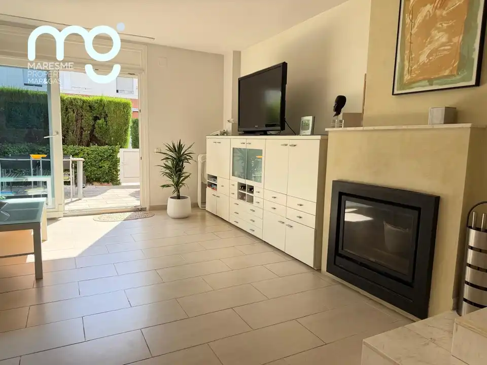Sala de estar de Casa adosada en venta en Premià de Mar con Aire acondicionado, Calefacción y Jardín privado