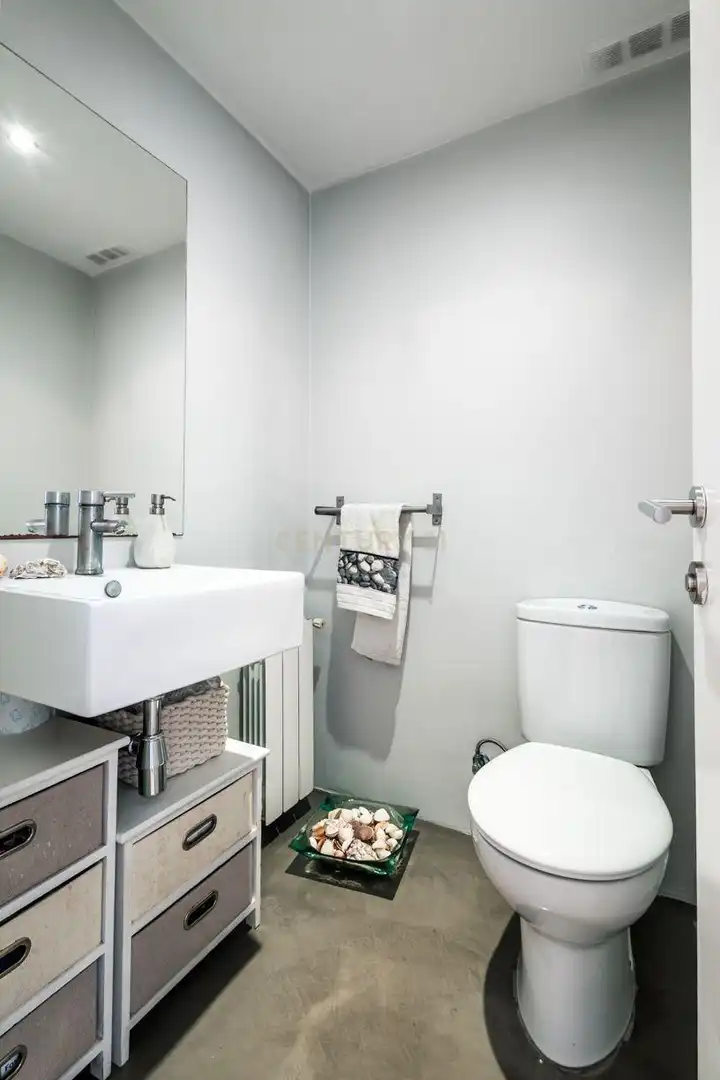 Badezimmer von Einfamilien-Reihenhaus zum Verkauf in Sant Joan Despí mit Klimaanlage und Balkon