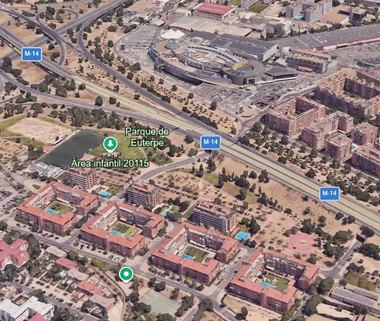 Vista exterior de Àtic de lloguer en Madrid amb Terrassa i Piscina comunitària