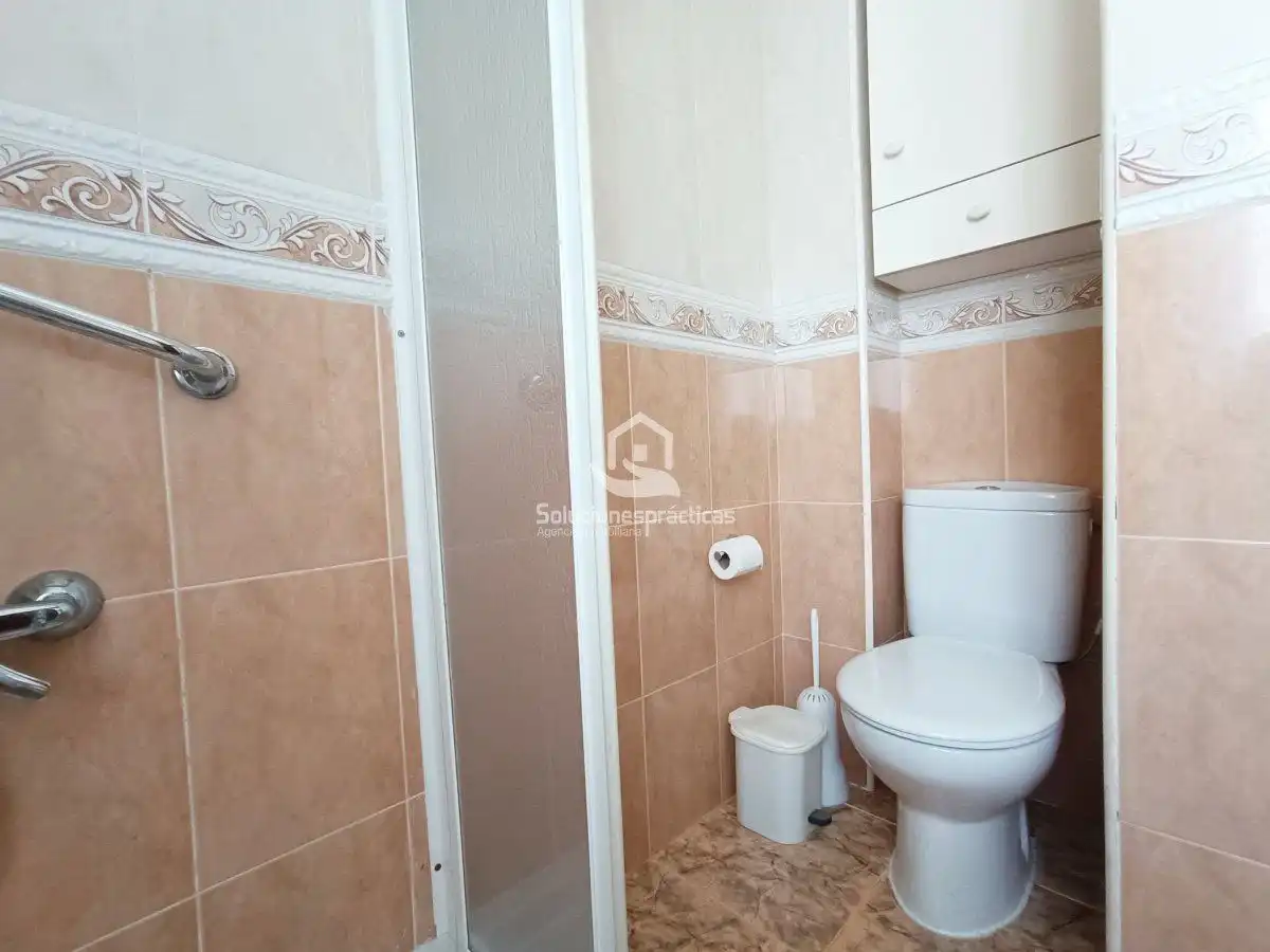 Badezimmer von Wohnung zur Miete in Martos mit Klimaanlage, Heizung und Terrasse