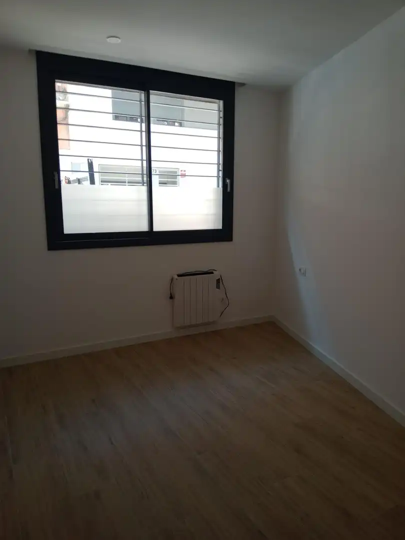 Schlafzimmer von Erdgeschoss zum Verkauf in Badalona mit Klimaanlage und Heizung