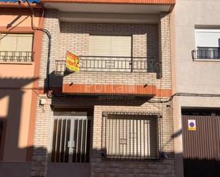 Vista exterior de Casa adosada en venda en La Solana   amb Terrassa