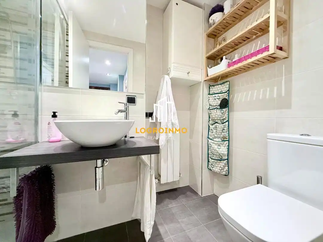 Bathroom of Flat for sale in  Logroño  with Air Conditioner, Heating and Parquet flooring