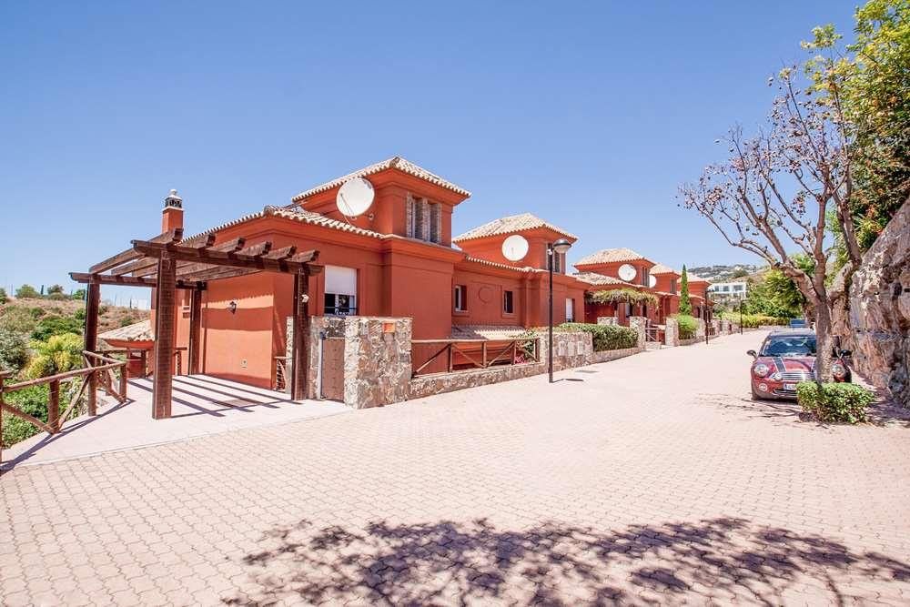Vista exterior de Casa adosada de lloguer en Marbella amb Aire condicionat, Jardí privat i Terrassa