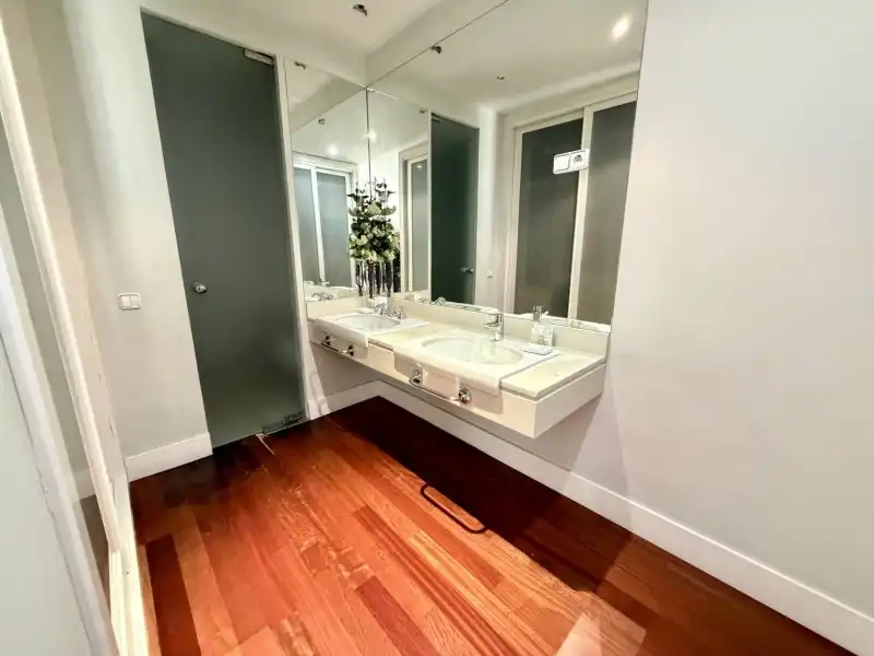 Bathroom of Apartments for rent in Madrid  with Air Conditioner, Private garden and Parquet flooring