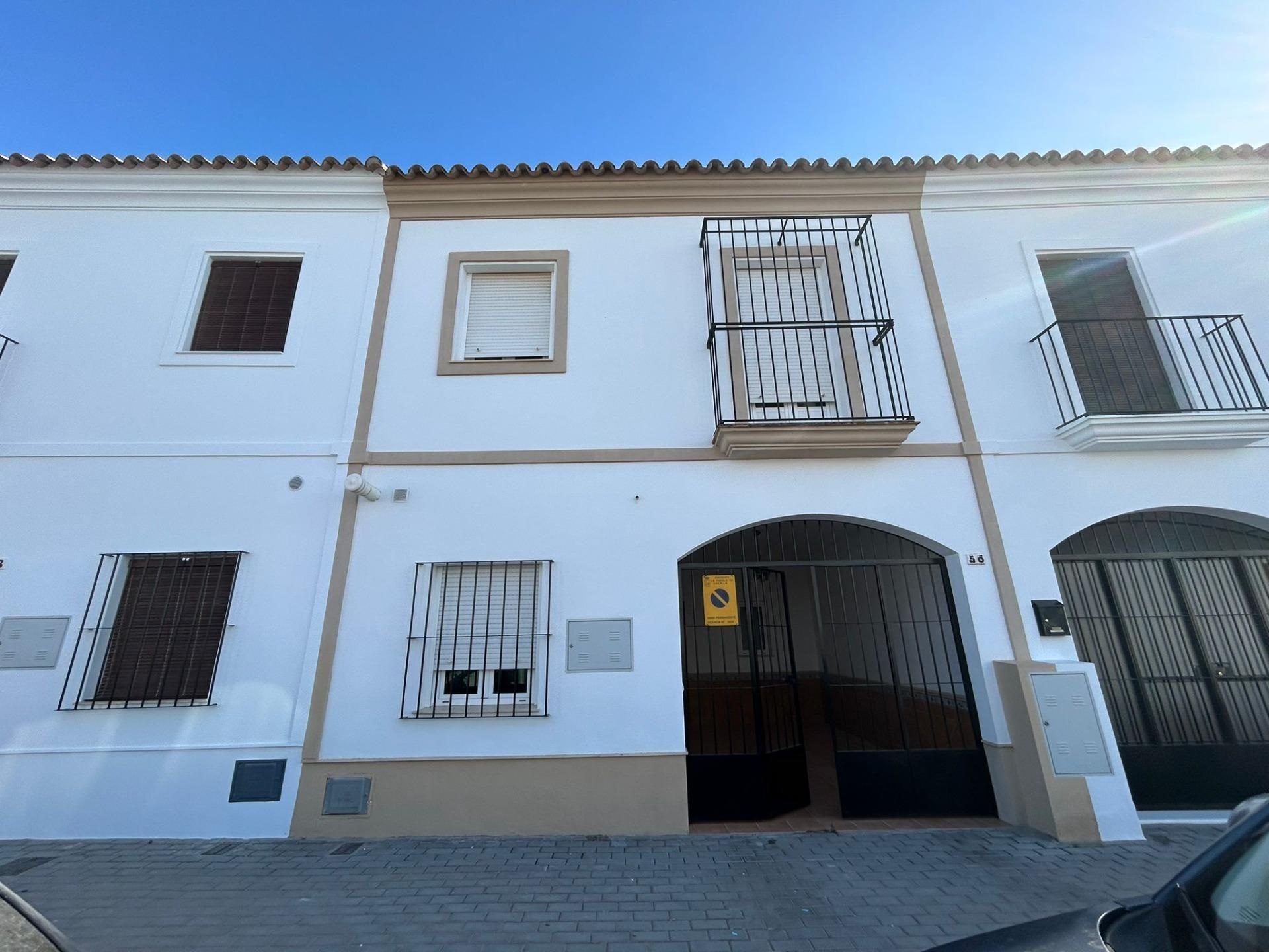 Vista exterior de Casa o xalet en venda en La Puebla de Cazalla amb Terrassa