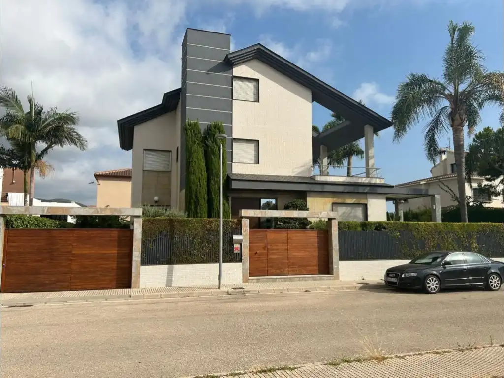 Vista exterior de Casa o xalet en venda en Gandia amb Aire condicionat, Jardí privat i Terrassa