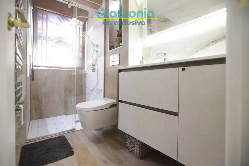 Baño de Piso en venta en Basauri  con Calefacción, Amueblado y Balcón