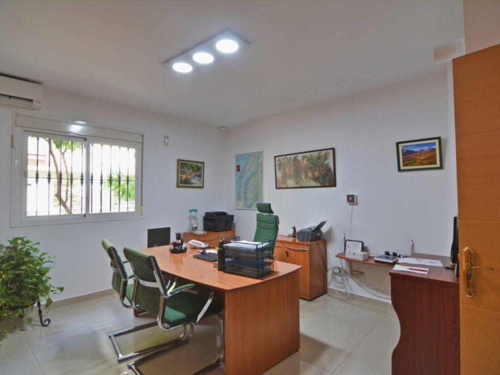 Oficina de alquiler en Fuengirola con Amueblado