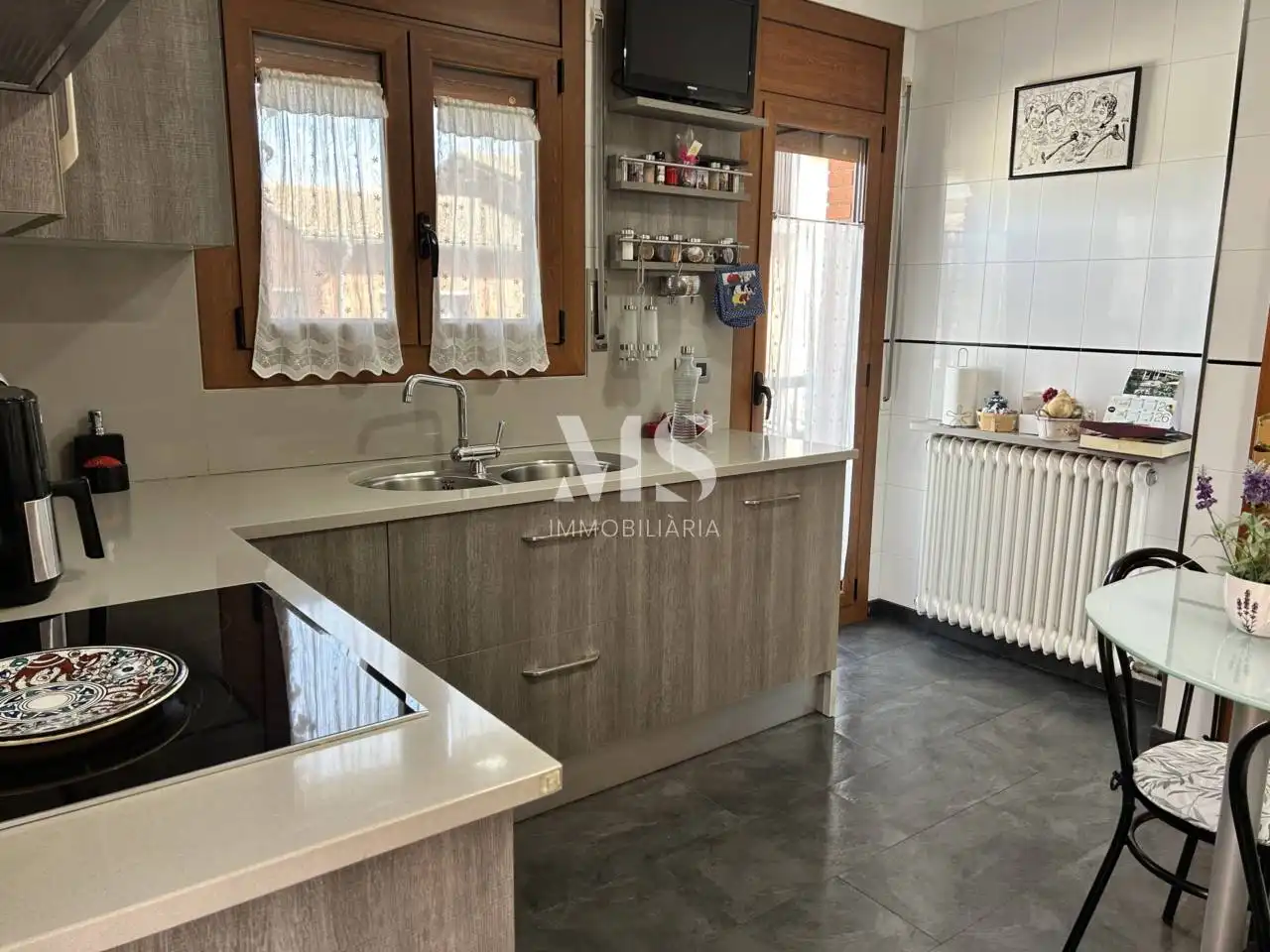 Cuina de Casa adosada en venda en Vic amb Aire condicionat, Calefacció i Jardí privat