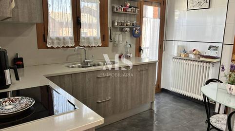 Foto 2 de Casa adosada en venda a Calle Joan Vinyoli, Caputxins - Ambulatori, Vic