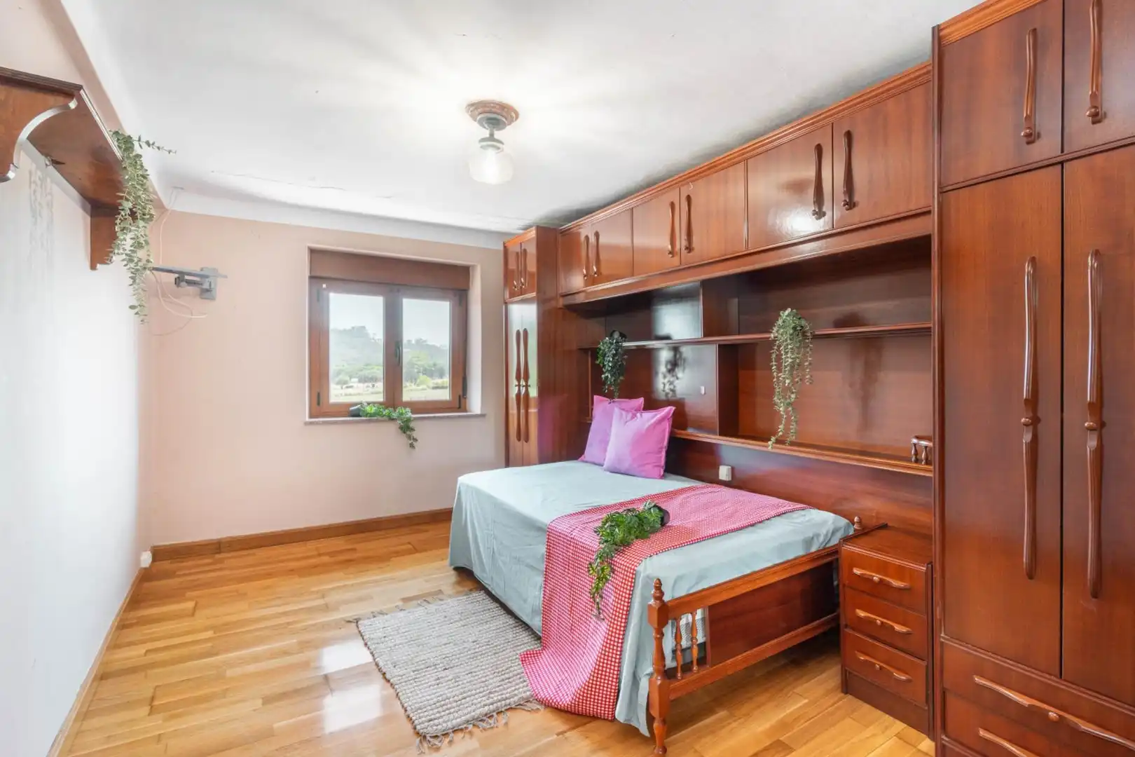 Habitación de Casa o chalet en venta en Sariego con Calefacción, Terraza y Amueblado