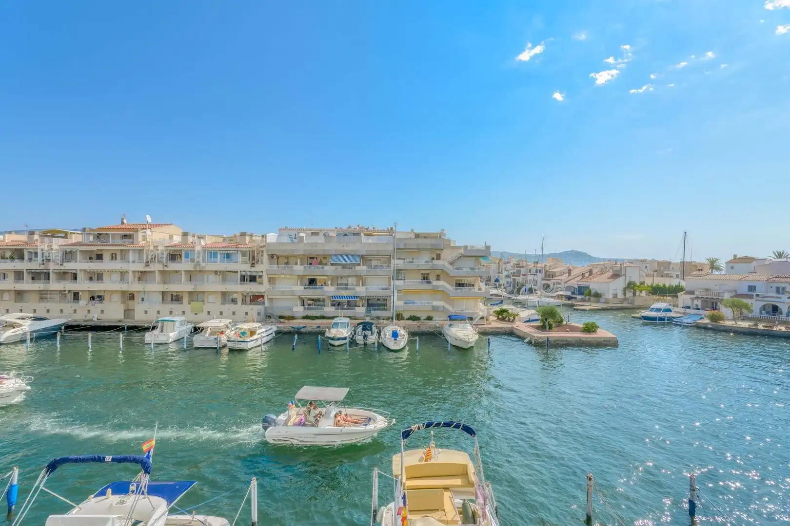Einfamilien-Reihenhaus zum Verkauf in Empuriabrava mit Klimaanlage, Heizung und Terrasse