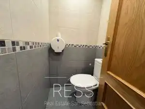Bathroom of Commercial properties for sale in Donostia - San Sebastián   with Air Conditioner, Heating and Furnished