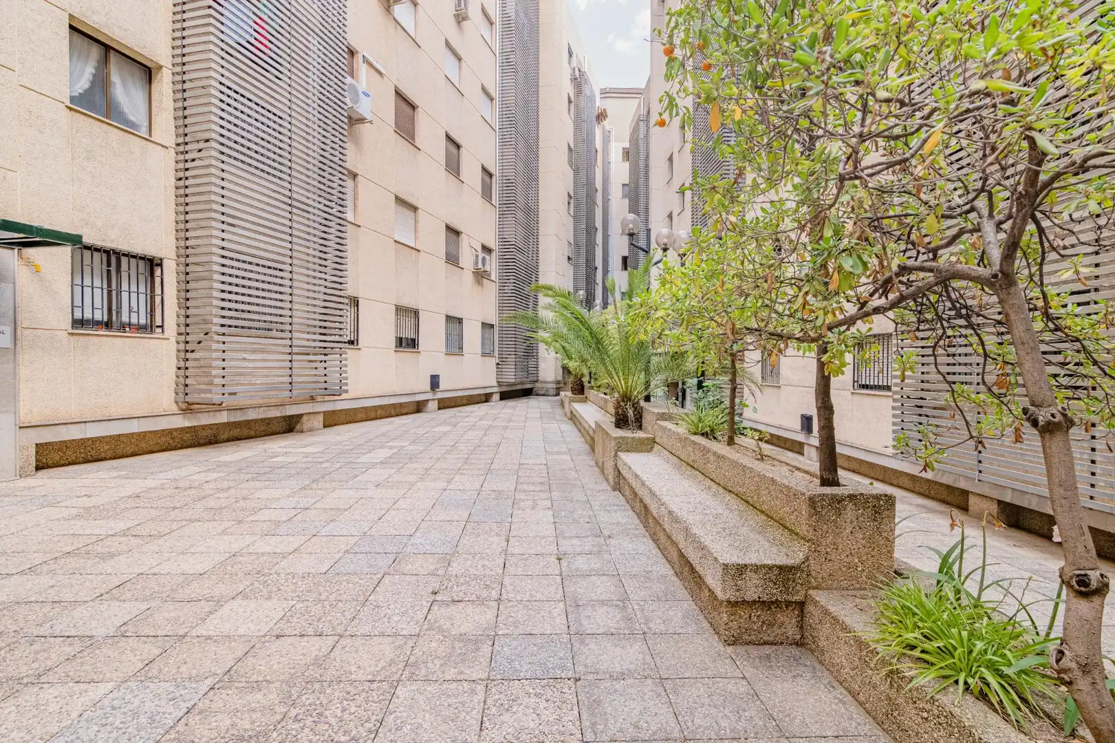 Vista exterior de Pis en venda en Granada amb Calefacció i Moblat