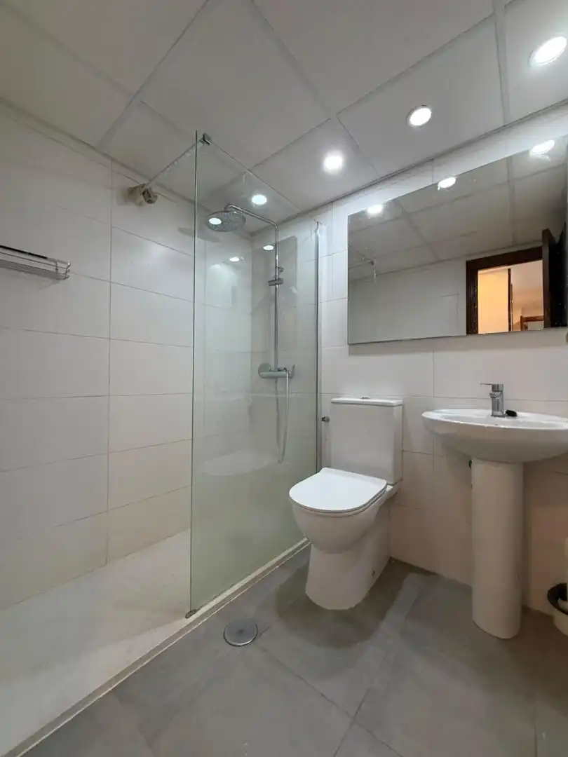 Badezimmer von Wohnung zur Miete in Benalúa - Babel