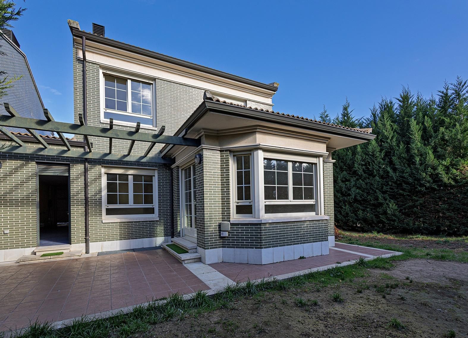 Exterior view of Single-family semi-detached for sale in Valladolid Capital  with Heating, Private garden and Terrace