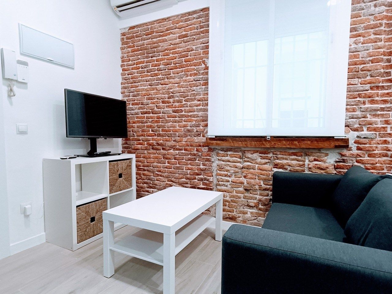 Sala d'estar de Estudi de lloguer en  Madrid Capital amb Aire condicionat, Moblat i Rentadora