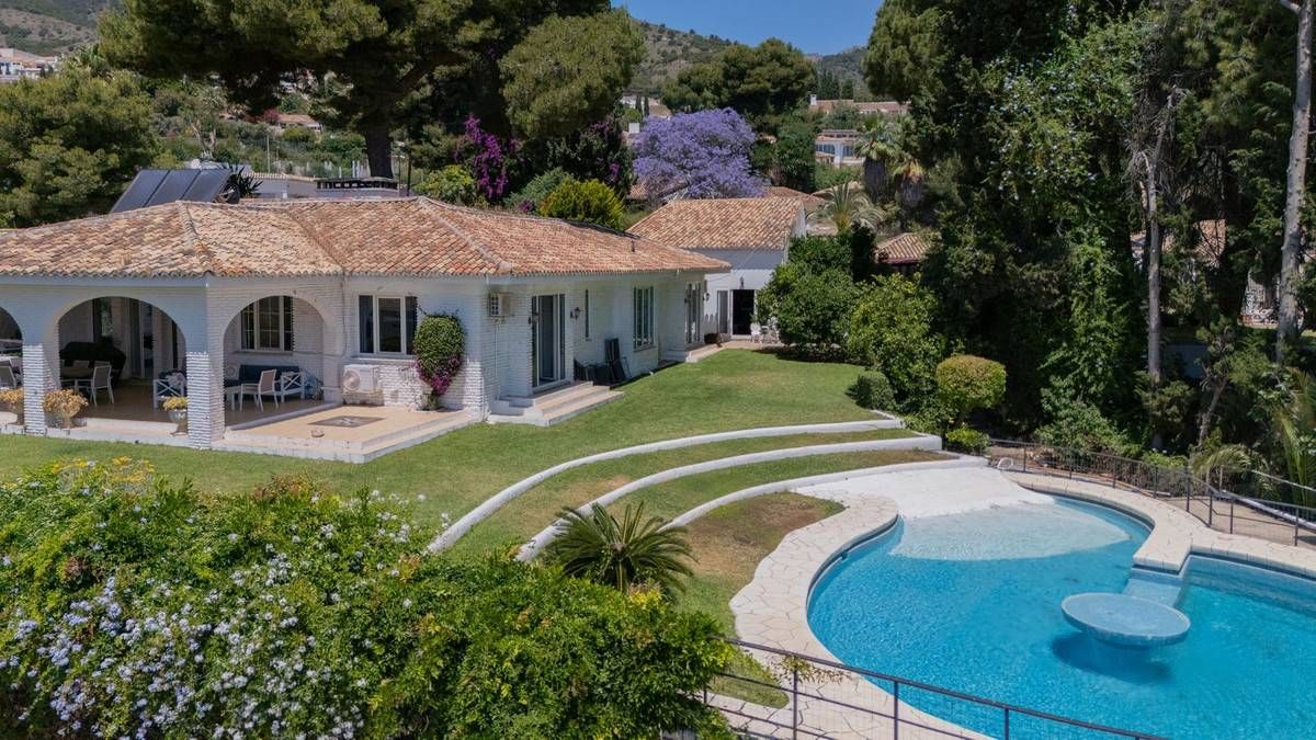 Vista exterior de Casa o xalet en venda en Benalmádena amb Terrassa i Alarma
