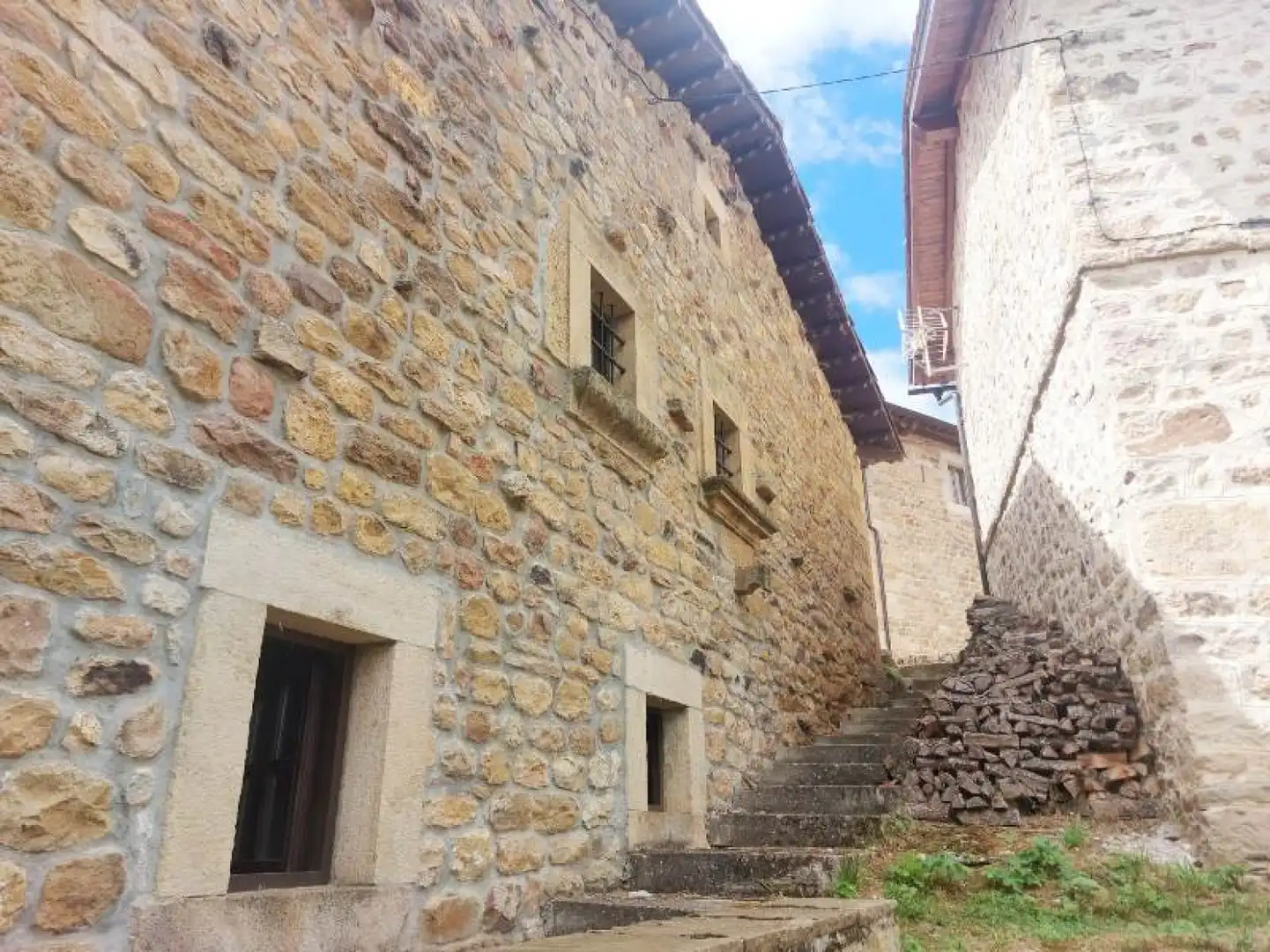 Vista exterior de Casa adosada en venda en Polaciones amb Calefacció, Jardí privat i Traster