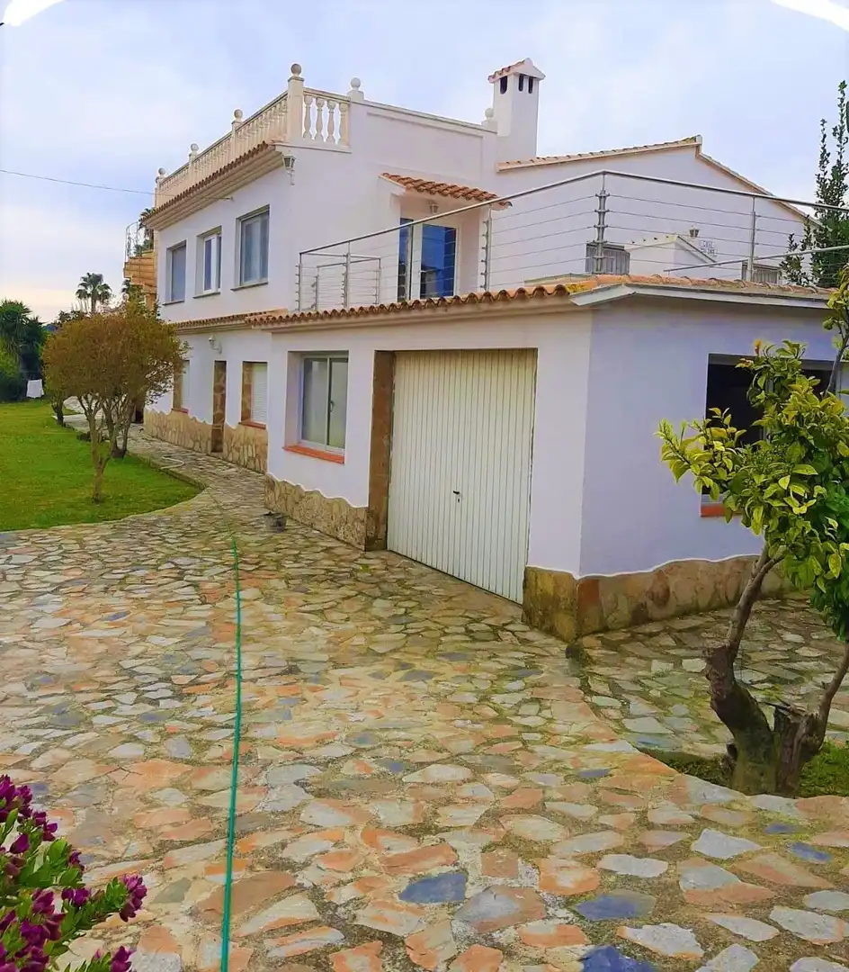 Vista exterior de Casa o xalet en venda en Dénia amb Calefacció, Jardí privat i Piscina