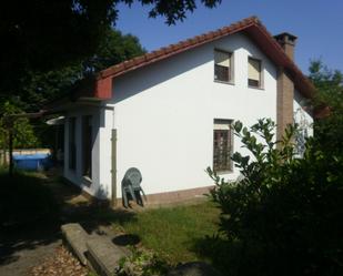 Vista exterior de Casa o xalet en venda en Villaescusa (Cantabria) amb Jardí privat i Traster