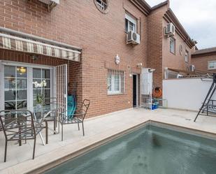 Piscina de Casa adosada en venda en  Granada Capital amb Calefacció, Jardí privat i Terrassa