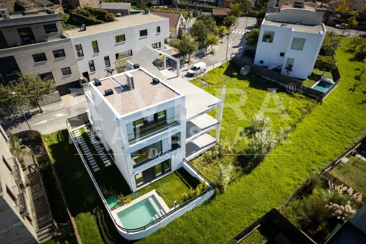Vista exterior de Casa adosada en venta en Vigo  con Calefacción y Jardín privado