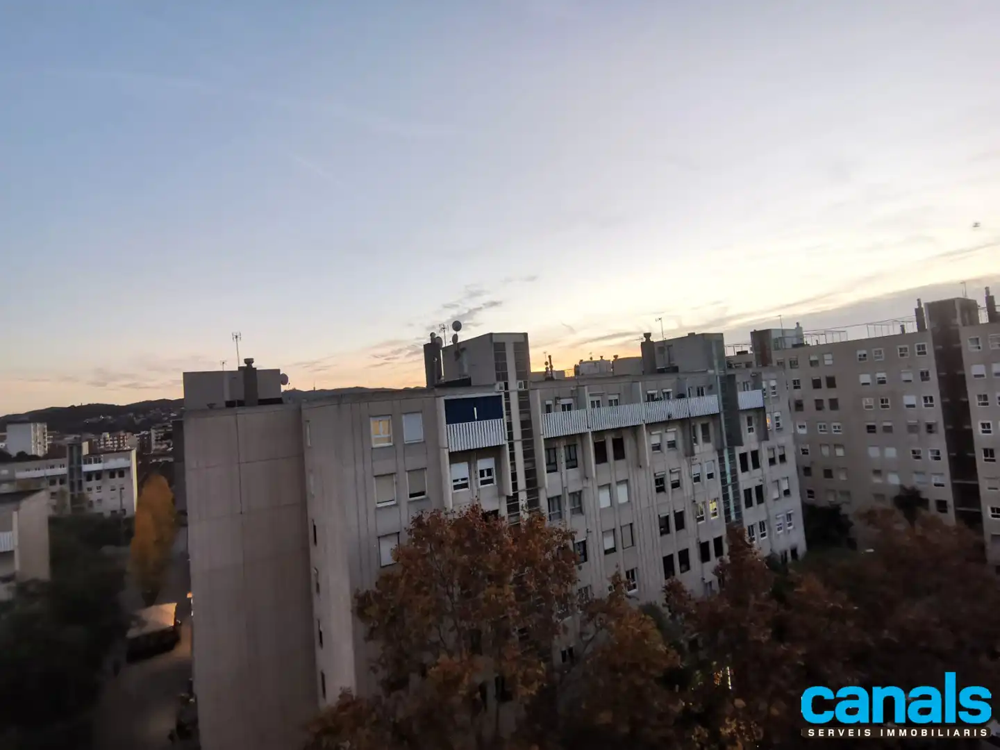 Vista exterior de Piso en venta en Cerdanyola del Vallès con Calefacción, Horno y Balcón