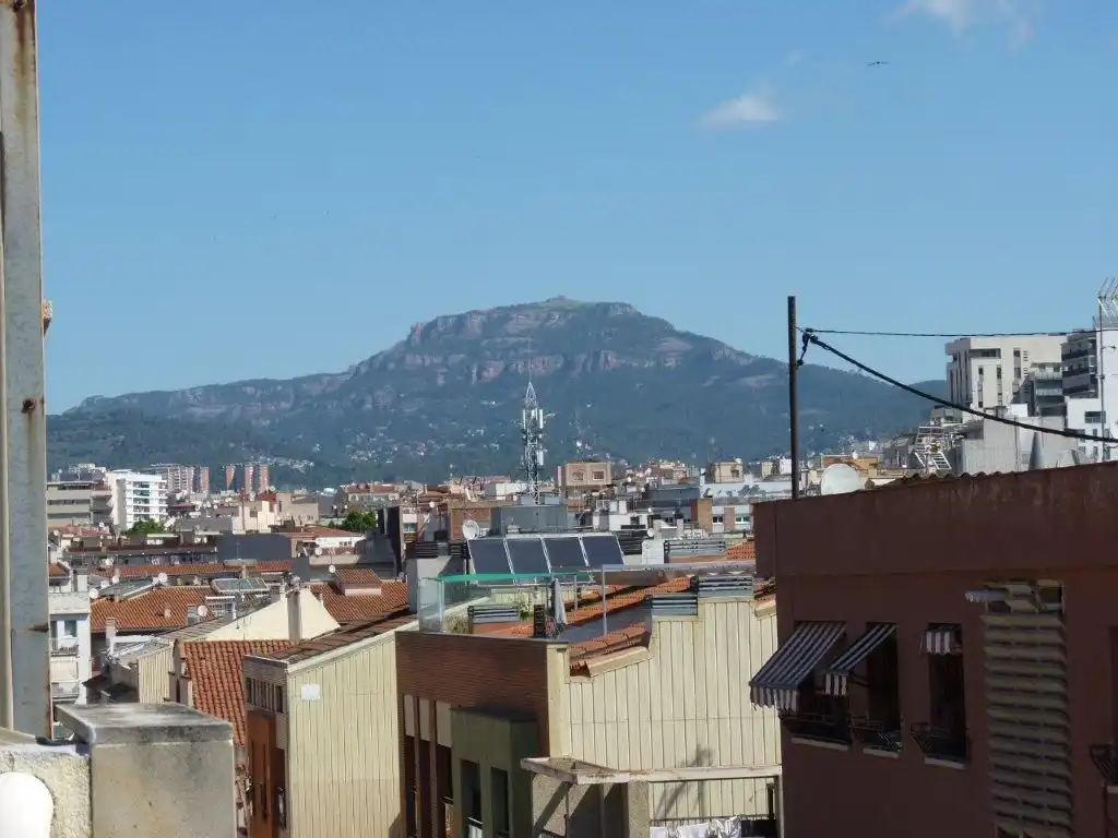 Vista exterior de Piso en venta en Terrassa con Aire acondicionado, Calefacción y Terraza